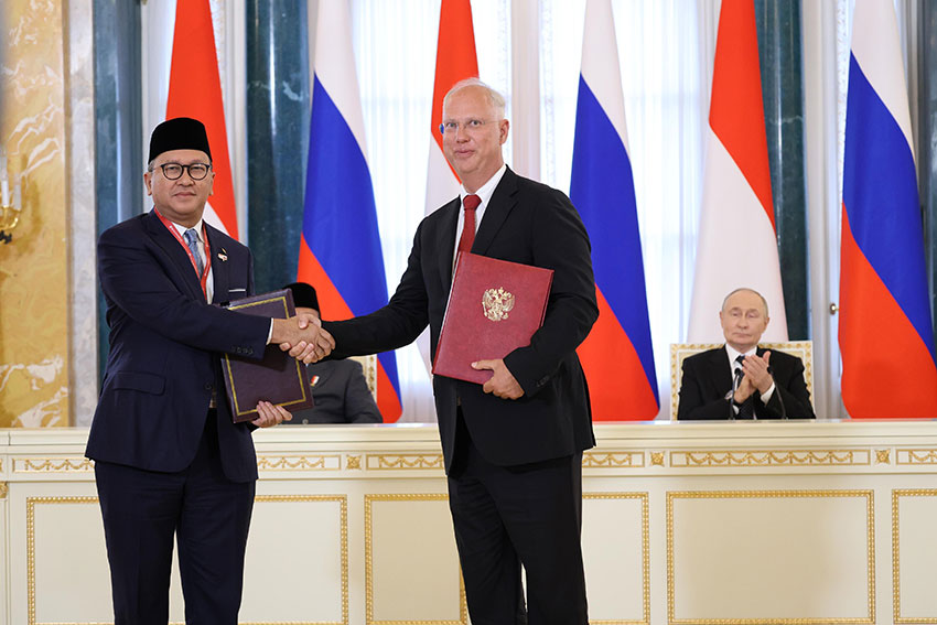 Presiden Prabowo Subianto bertemu dengan Presiden Vladimir Putin di Istana Konstantine Novsky, St. Petersburg, Rusia, Kamis (19/6). [Tim Media Presiden]