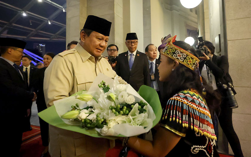 Presiden Prabowo tiba di Paya Lebar Air Base, Singapura, Minggu (15/6). [Tim Media Presiden]