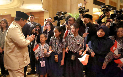 Peluk Semangat Merah Putih di Negeri Singa: Siswa SD Sambut Prabowo Penuh Ceria