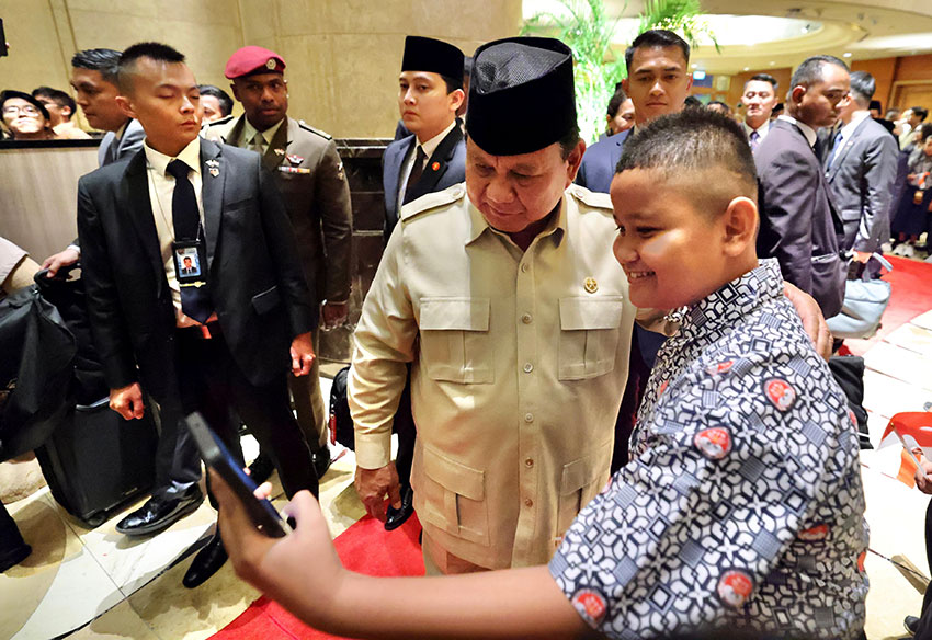 Presiden Prabowo tiba di Paya Lebar Air Base, Singapura, Minggu (15/6). [Tim Media Presiden]