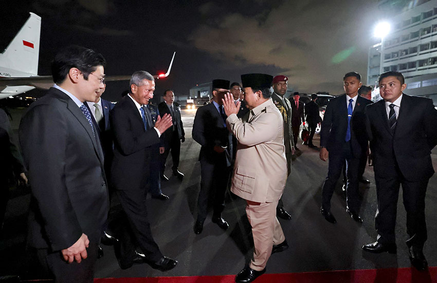 Presiden Prabowo tiba di Paya Lebar Air Base, Singapura, Minggu (15/6). [Tim Media Presiden]
