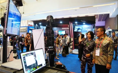 Wamenhan Tinjau Stan Dalam dan Luar Negeri di Indo Defence 2025