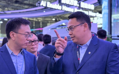 Wamenkomdigi Angga Raka Prabowo Berbagi Pengalaman Transformasi Digital di MWC 2025