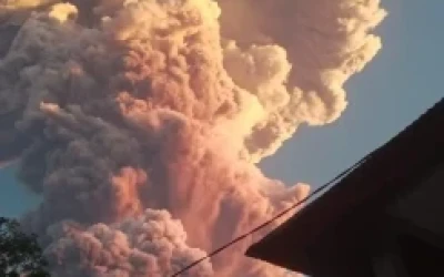 Gunung Lewotobi Laki-Laki Erupsi, Kolom Abu Capai 10 Kilometer