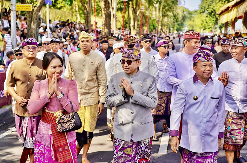 Menbud Fadli Zon, melepas pawai Peed Aya di Monumen Bajra Sandhi, Denpasar, Bali, Sabtu (21/6). [astakom/Kemenbud]