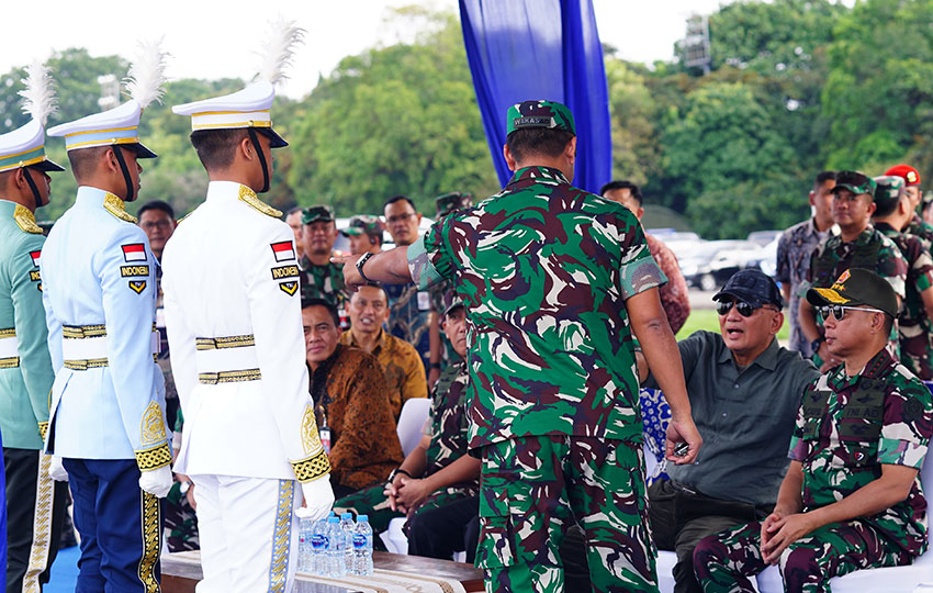 Panglima TNI Jenderal TNI Agus Subiyanto bersama Menhan Sjafrie Sjamsuddin meninjau latihan parade defile Bastille Day Prancis, di Skuadron 45 Halim Perdana Kusuma, Jakarta, Jumat (20/6). [astakom/Pen TNI]