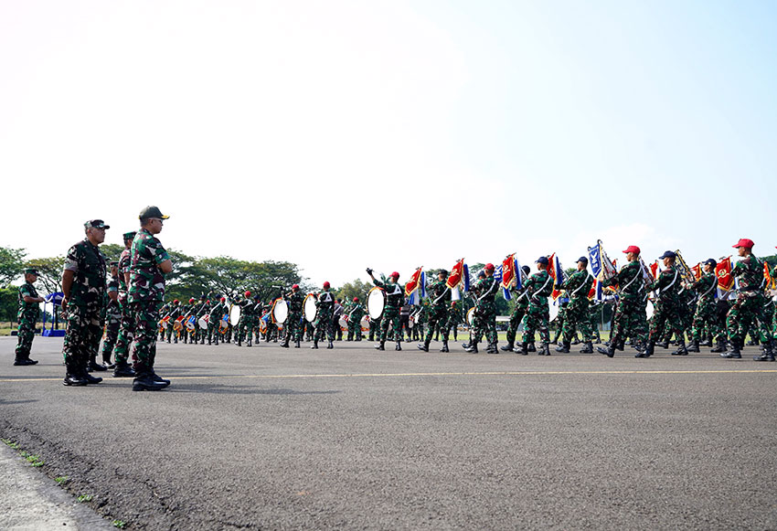 Panglima TNI Jenderal TNI Agus Subiyanto bersama Menhan Sjafrie Sjamsuddin meninjau latihan parade defile Bastille Day Prancis, di Skuadron 45 Halim Perdana Kusuma, Jakarta, Jumat (20/6). [astakom/Pen TNI]