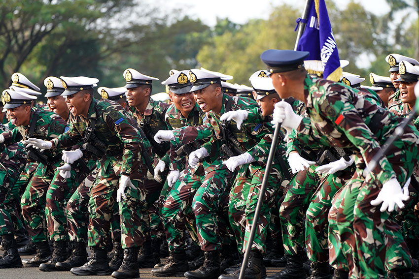 Panglima TNI Jenderal TNI Agus Subiyanto bersama Menhan Sjafrie Sjamsuddin meninjau latihan parade defile Bastille Day Prancis, di Skuadron 45 Halim Perdana Kusuma, Jakarta, Jumat (20/6). [astakom/Pen TNI]
