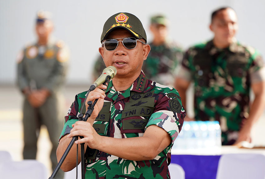 Panglima TNI Jenderal TNI Agus Subiyanto bersama Menhan Sjafrie Sjamsuddin meninjau latihan parade defile Bastille Day Prancis, di Skuadron 45 Halim Perdana Kusuma, Jakarta, Jumat (20/6). [astakom/Pen TNI]