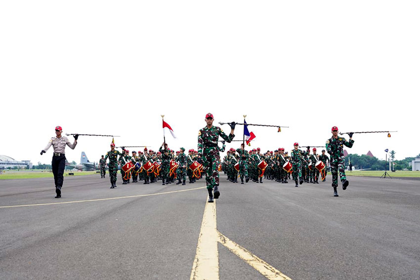 Panglima TNI Jenderal TNI Agus Subiyanto bersama Menhan Sjafrie Sjamsuddin meninjau latihan parade defile Bastille Day Prancis, di Skuadron 45 Halim Perdana Kusuma, Jakarta, Jumat (20/6). [astakom/Pen TNI]