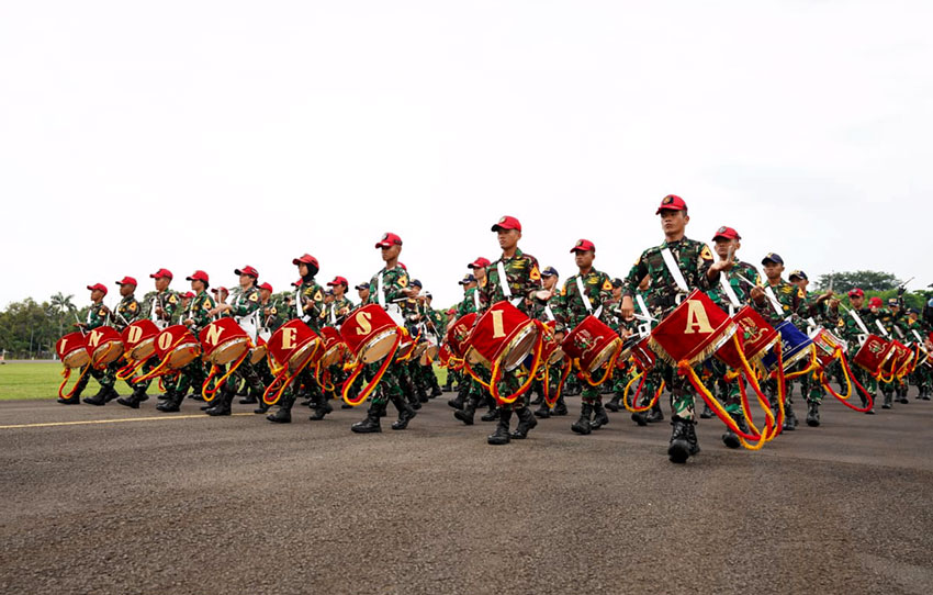 Panglima TNI Jenderal TNI Agus Subiyanto bersama Menhan Sjafrie Sjamsuddin meninjau latihan parade defile Bastille Day Prancis, di Skuadron 45 Halim Perdana Kusuma, Jakarta, Jumat (20/6). [astakom/Pen TNI]