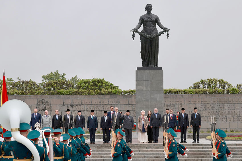 Presiden Prabowo ziarah korban tragedi Pengepungan Leningrad di Taman Makam Memorial Piskarovskoye, Saint Petersburg, Rusia, Kamis (19/6). [Tim Media Presiden]