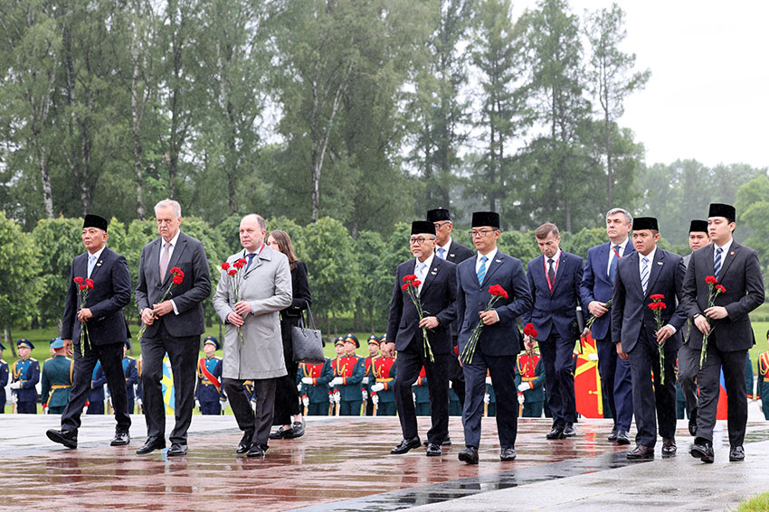 Presiden Prabowo ziarah korban tragedi Pengepungan Leningrad di Taman Makam Memorial Piskarovskoye, Saint Petersburg, Rusia, Kamis (19/6). [Tim Media Presiden]