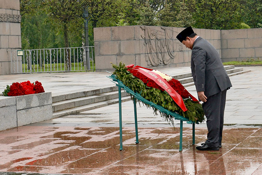 Presiden Prabowo ziarah korban tragedi Pengepungan Leningrad di Taman Makam Memorial Piskarovskoye, Saint Petersburg, Rusia, Kamis (19/6). [Tim Media Presiden]