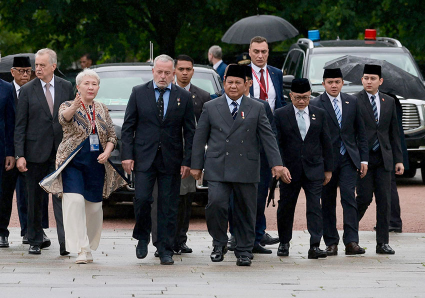 Presiden Prabowo ziarah korban tragedi Pengepungan Leningrad di Taman Makam Memorial Piskarovskoye, Saint Petersburg, Rusia, Kamis (19/6). [Tim Media Presiden]
