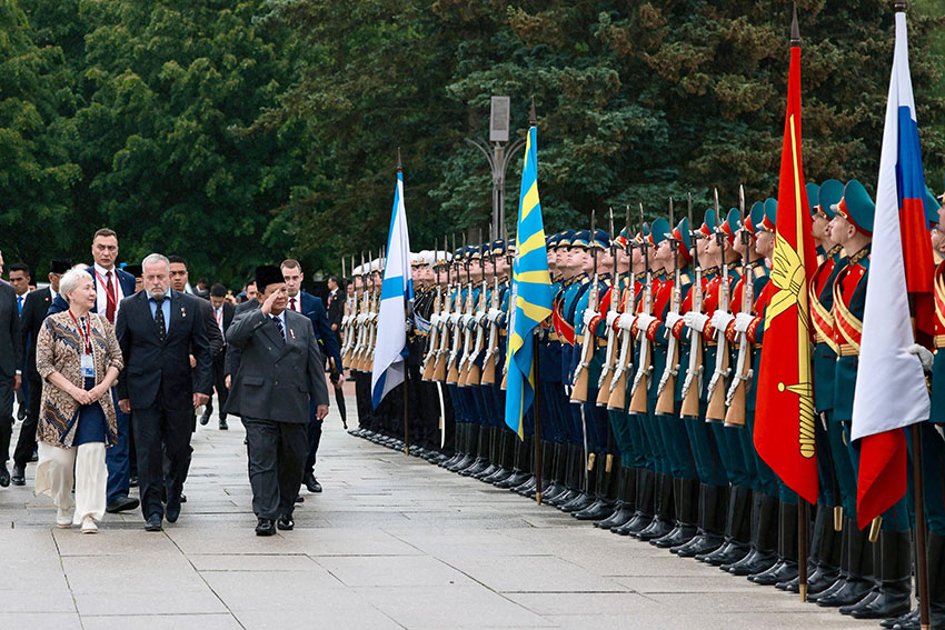 Presiden Prabowo ziarah korban tragedi Pengepungan Leningrad di Taman Makam Memorial Piskarovskoye, Saint Petersburg, Rusia, Kamis (19/6). [Tim Media Presiden]