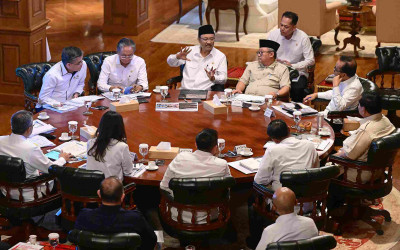 Gus Ipul Lapor Perkembangan Sekolah Rakyat dan Bansos di Ratas Hambalang
