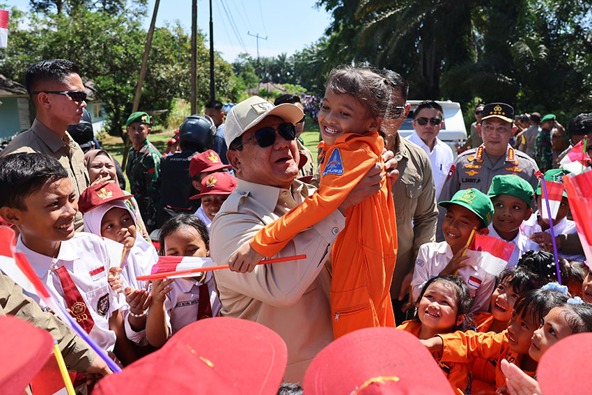 Presiden Prabowo melakukan Panen Raya Jagung Serentak di Kabupaten Bengkayang, Kalimantan Barat, Kamis (5/6). [Tim Media Presiden]