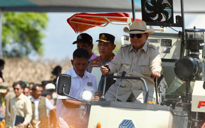 Prabowo Operasikan Corn Harvester di Tengah Panen Raya Jagung