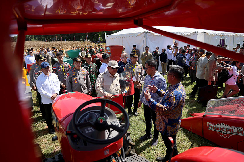 Presiden Prabowo melakukan Panen Raya Jagung Serentak di Kabupaten Bengkayang, Kalimantan Barat, Kamis (5/6). [Tim Media Presiden]