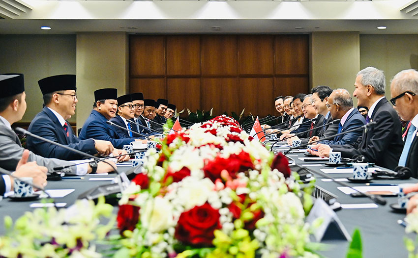 Presiden Prabowo melakukan pertemuan bilateral dengan PM Singapura Lawrence Wong, di Parliament House, Singapura, Senin (16/6). [Tim Media Presiden]