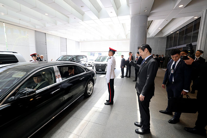 Presiden Prabowo melakukan pertemuan bilateral dengan PM Singapura Lawrence Wong, di Parliament House, Singapura, Senin (16/6). [Tim Media Presiden]