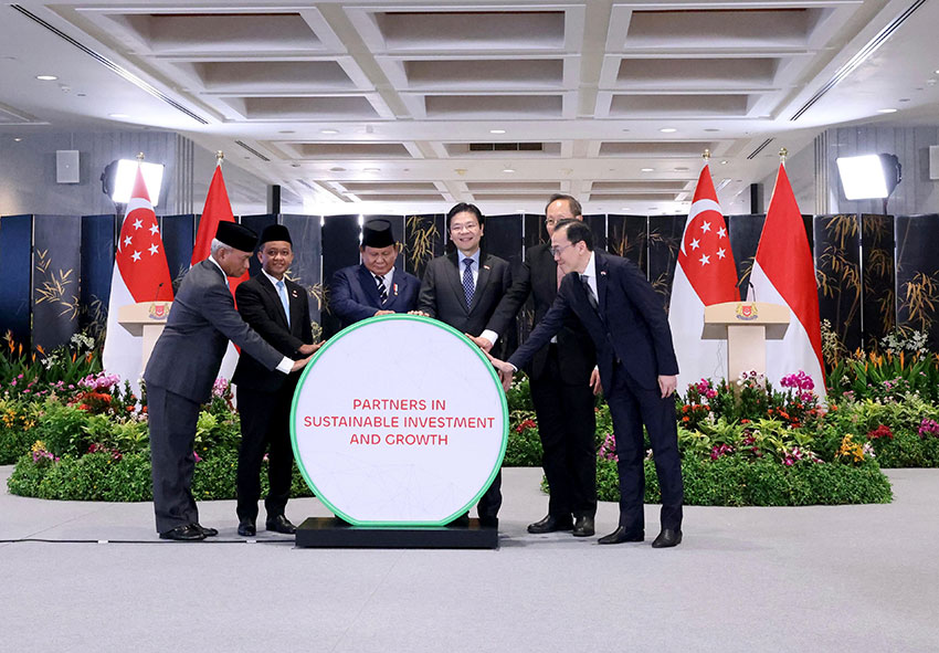 Presiden Prabowo melakukan pertemuan bilateral dengan PM Singapura Lawrence Wong, di Parliament House, Singapura, Senin (16/6). [Tim Media Presiden]
