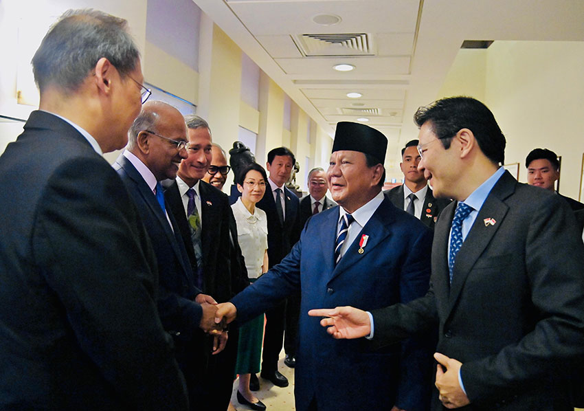 Presiden Prabowo melakukan pertemuan bilateral dengan PM Singapura Lawrence Wong, di Parliament House, Singapura, Senin (16/6). [Tim Media Presiden]