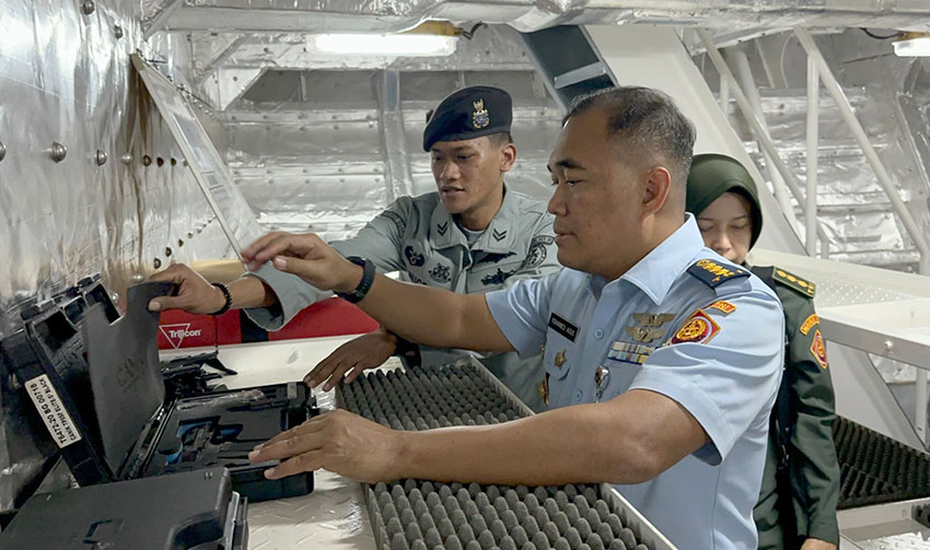 Kementerian Pertahanan Kemhan RI meninjau KN. Tanjung Datu-301, di Dermaga Batam, Kamis (19/6). [astakom/Bakamla]