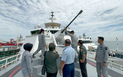 Kemhan Tinjau Sistem Persenjataan KN Tanjung Datu-301