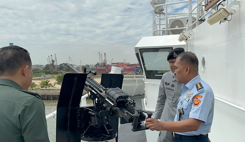 Kementerian Pertahanan Kemhan RI meninjau KN. Tanjung Datu-301, di Dermaga Batam, Kamis (19/6). [astakom/Bakamla]