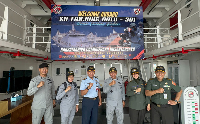 Kementerian Pertahanan Kemhan RI meninjau KN. Tanjung Datu-301, di Dermaga Batam, Kamis (19/6). [astakom/Bakamla]