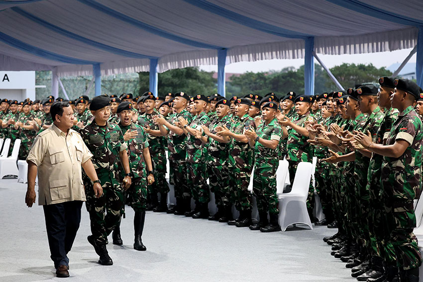 Presiden Prabowo berkunjung ke Resimen Kavaleri Berkuda Ronggolawe, di Pulomas, Jakarta, Senin (2/6). [Tim Media Presiden]