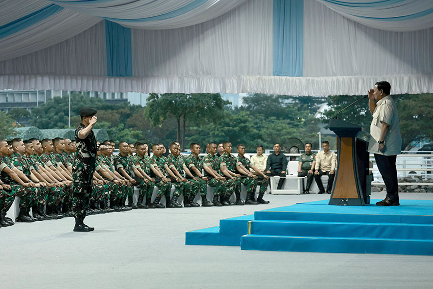 Presiden Prabowo berkunjung ke Resimen Kavaleri Berkuda Ronggolawe, di Pulomas, Jakarta, Senin (2/6). [Tim Media Presiden]