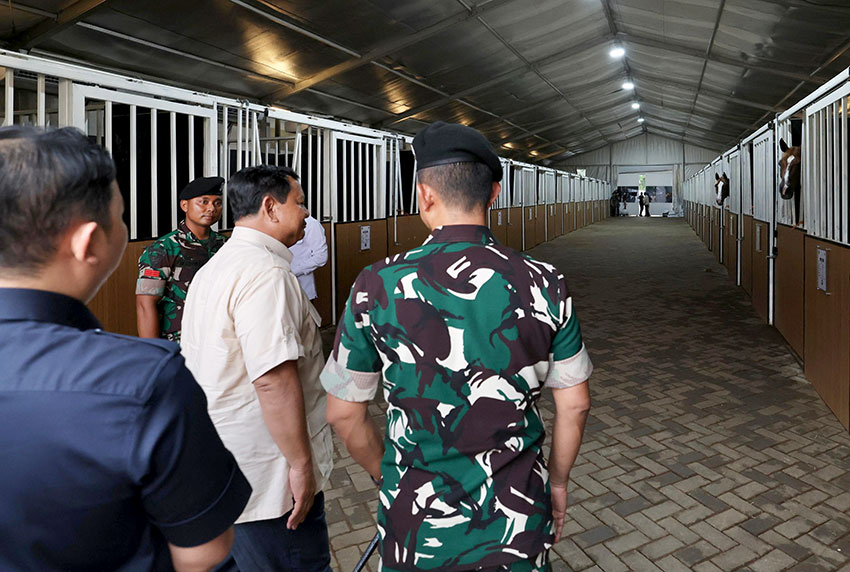 Presiden Prabowo berkunjung ke Resimen Kavaleri Berkuda Ronggolawe, di Pulomas, Jakarta, Senin (2/6). [Tim Media Presiden]