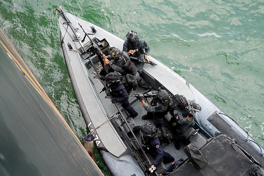 Latihan gabungan bersama antara Pasukan Khusus TNI dan HUB Singapore Armed Force (SAF) di Perairan Batam, Rabu (4/6). [astakom/Pen TNI]
