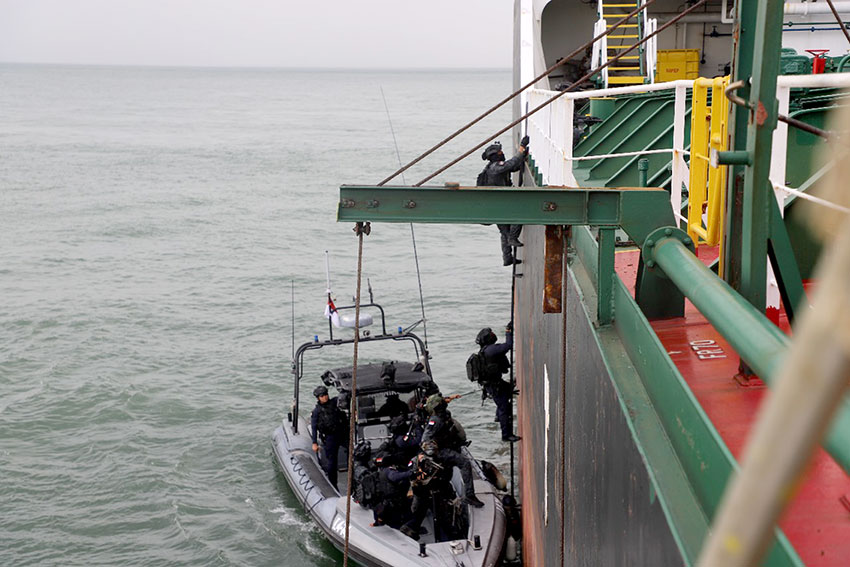 Latihan gabungan bersama antara Pasukan Khusus TNI dan HUB Singapore Armed Force (SAF) di Perairan Batam, Rabu (4/6). [astakom/Pen TNI]