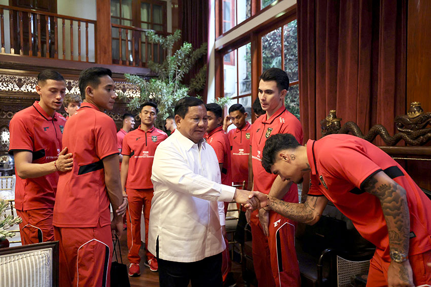 Presiden Prabowo menjamu makan siang Timnas Indonesia di Jalan Kertanegara IV, Kebayoran Baru, Jakarta Selatan, Jumat (6/6). [Tim Media Presiden]