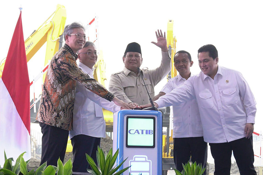 Presiden Prabowo menghadiri groundbreaking pembangunan proyek Ekosistem Industri Baterai Kendaraan Listrik Terintegrasi, di Karawang, Jawa Barat, Minggu (29/6). [Tim Media Presiden]