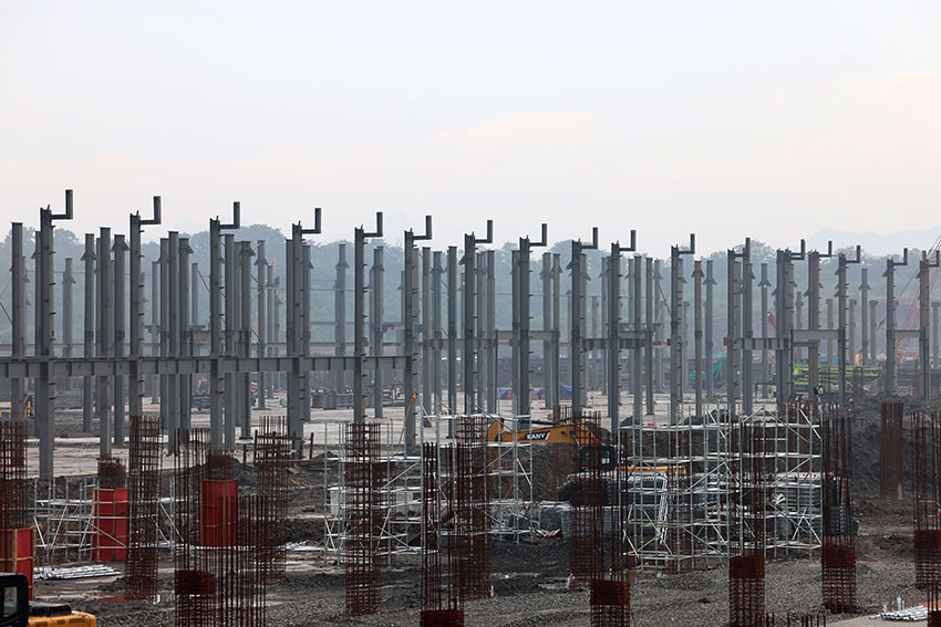 Presiden Prabowo menghadiri groundbreaking pembangunan proyek Ekosistem Industri Baterai Kendaraan Listrik Terintegrasi, di Karawang, Jawa Barat, Minggu (29/6). [Tim Media Presiden]
