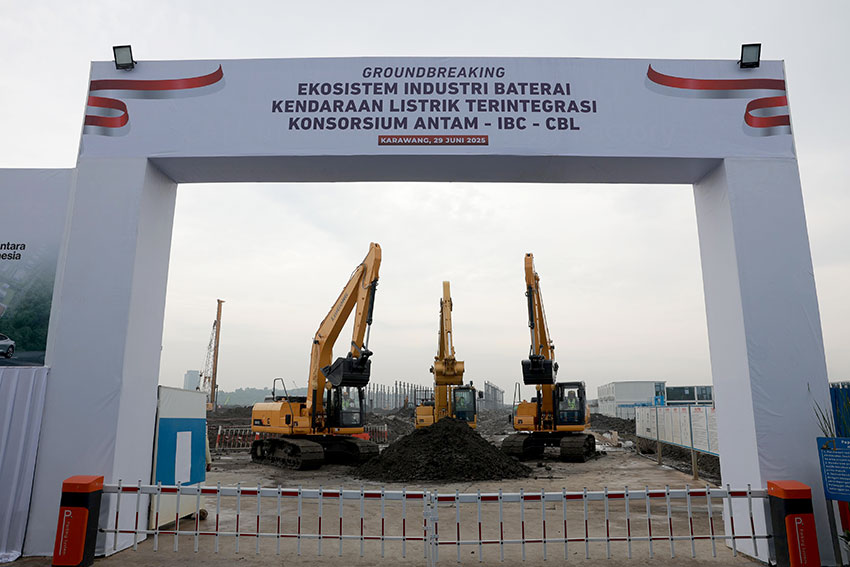 Presiden Prabowo menghadiri groundbreaking pembangunan proyek Ekosistem Industri Baterai Kendaraan Listrik Terintegrasi, di Karawang, Jawa Barat, Minggu (29/6). [Tim Media Presiden]