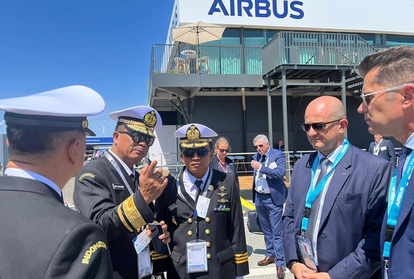 Danpuspenerbal Laksda TNl Bayu Alisyahbana menghadiri Paris Air Show 2025 di Paris, Prancis, Kamis (19/6). [astakom/Pen Puspenerbal]