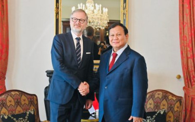 Transit Bernuansa Diplomasi: Momen Hangat Prabowo Bertemu PM Ceko di Praha