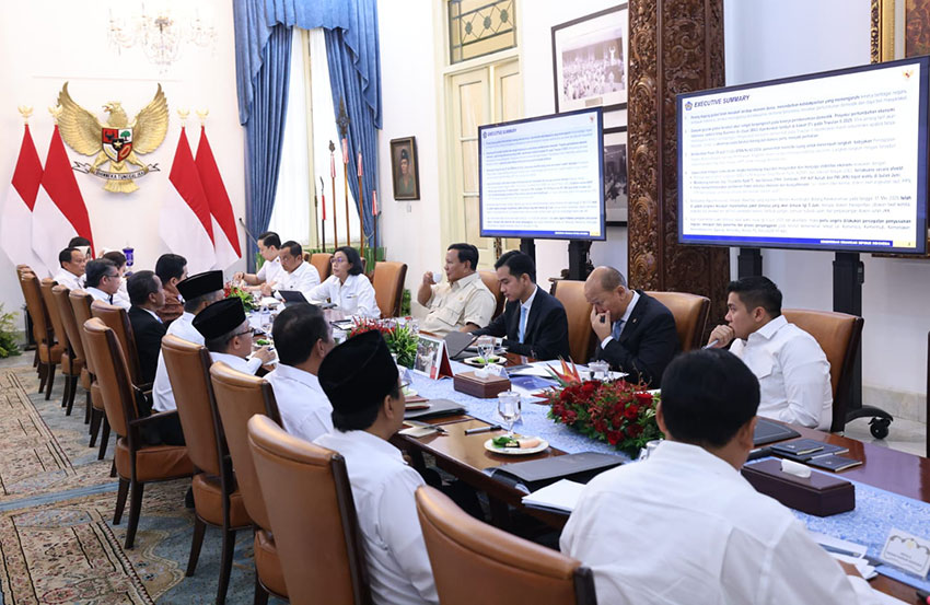 Presiden Prabowo mengadakan ratas bersama sejumlah Menteri Kabinet Merah Putih di Istana Kepresidenan, Jakarta, Senin (2/6). [Tim Media Presiden]
