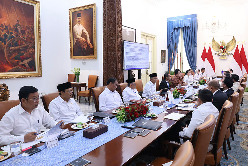 Presiden Prabowo mengadakan ratas bersama sejumlah Menteri Kabinet Merah Putih di Istana Kepresidenan, Jakarta, Senin (2/6). [Tim Media Presiden]