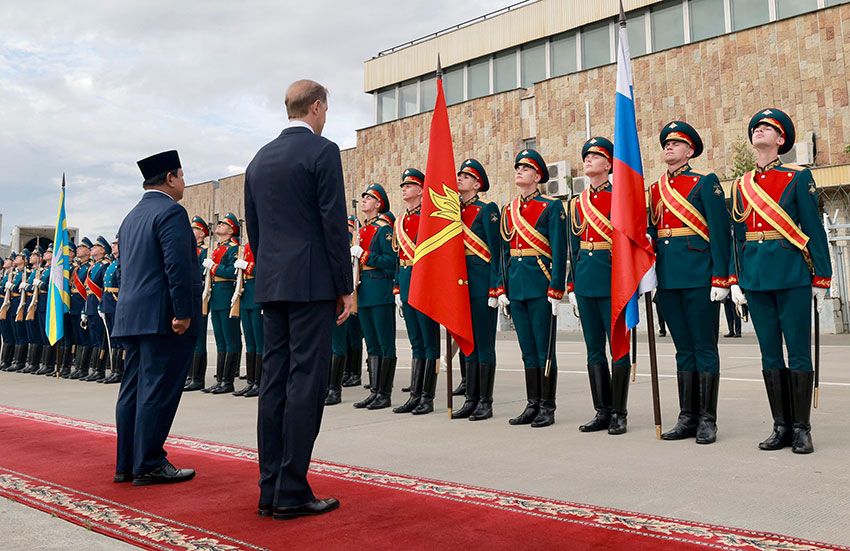 Presiden Prabowo Subianto tiba di Bandara Internasional Pulkovo, St.  Petersburg, Rusia, Rabu (18/6). [Tim Media Presiden]