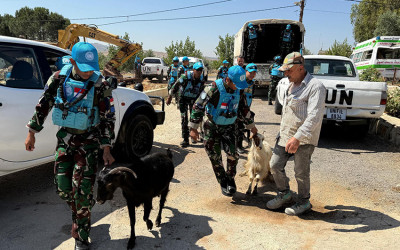 Satgas Indobatt TNI Serahkan 100 Hewan Kurban