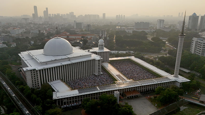 Presiden Prabowo Subianto mengikuti shalat Idul Adha 1446 H di Masjid Istiqlal, Jakarta, Jumat (6/6). [Tim Media Presiden]