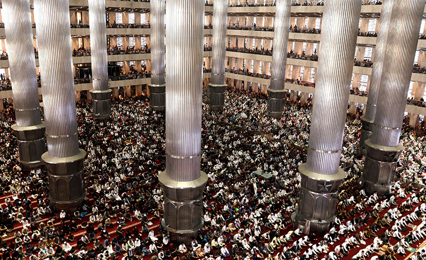 Presiden Prabowo Subianto mengikuti shalat Idul Adha 1446 H di Masjid Istiqlal, Jakarta, Jumat (6/6). [Tim Media Presiden]