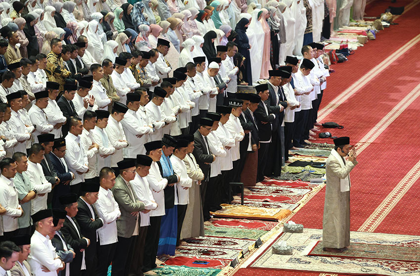 Presiden Prabowo Subianto mengikuti shalat Idul Adha 1446 H di Masjid Istiqlal, Jakarta, Jumat (6/6). [Tim Media Presiden]